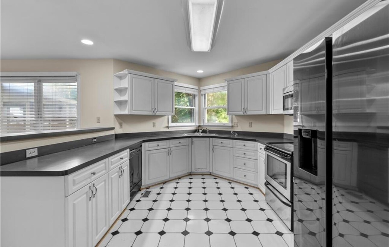 Building Photo - 3836 Larchwood Dr