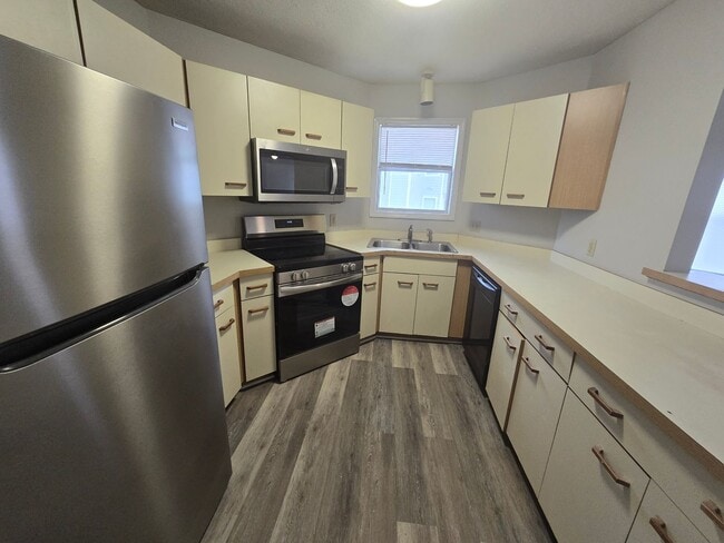 Building Photo - 6821 Willowbrook Dr