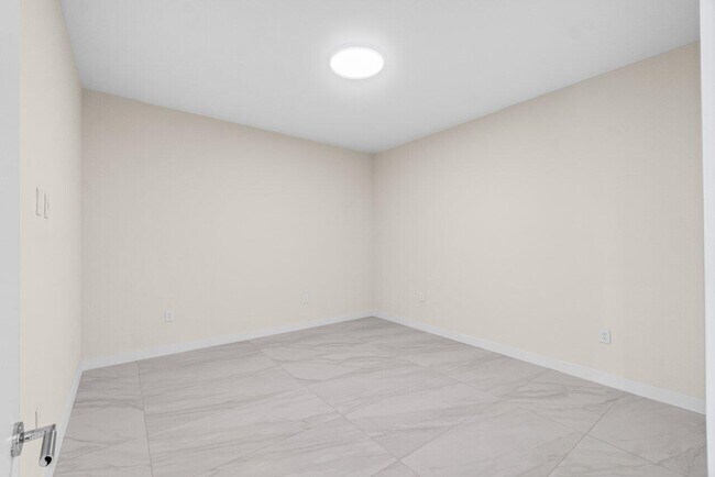 Building Photo - 220 SE Mizner Blvd