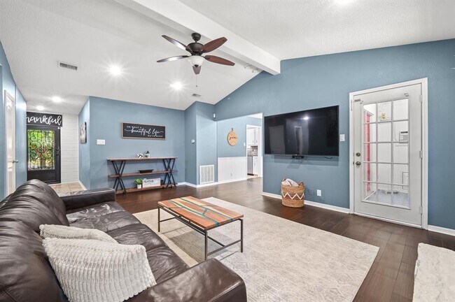 Building Photo - 303 Pin Oak Dr