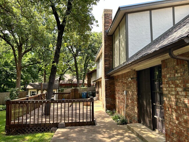 Building Photo - AVAILABLE SEPTEMBER 10TH Charming 4 bed 2....