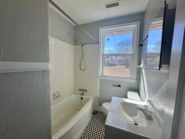 Building Photo - 716 Miller Rd