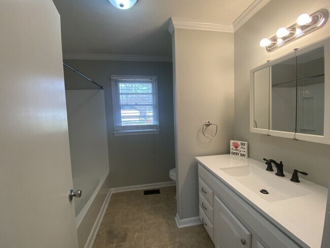 Building Photo - Cozy Two Bedroom in the Heart of Adairville