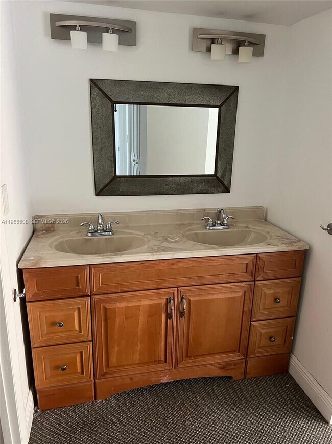 Building Photo - 3301 N Country Club Dr