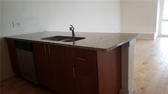 Building Photo - 909 Reinli St