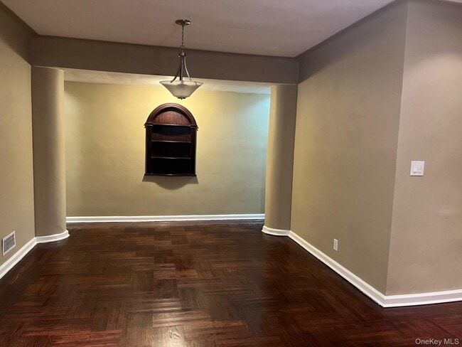 Building Photo - 1270 White Plains Rd