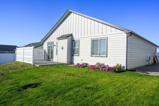 Building Photo - Charming and Exceptionally Clean, 3 Bedroom