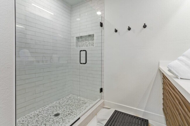 Building Photo - 5002 E Paradise Dr