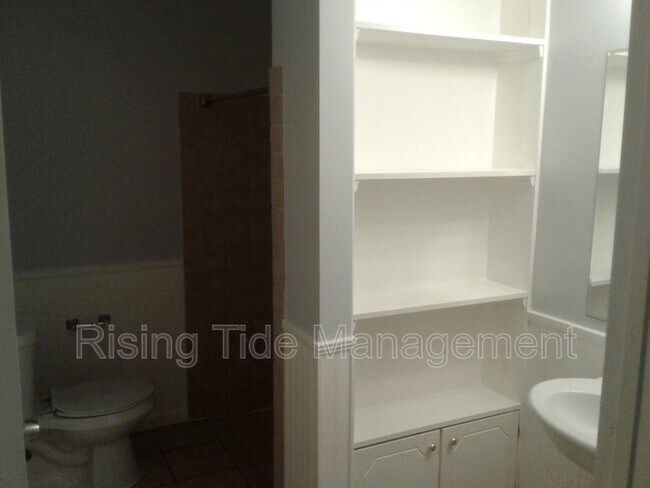 Building Photo - 948 Hickory Dr
