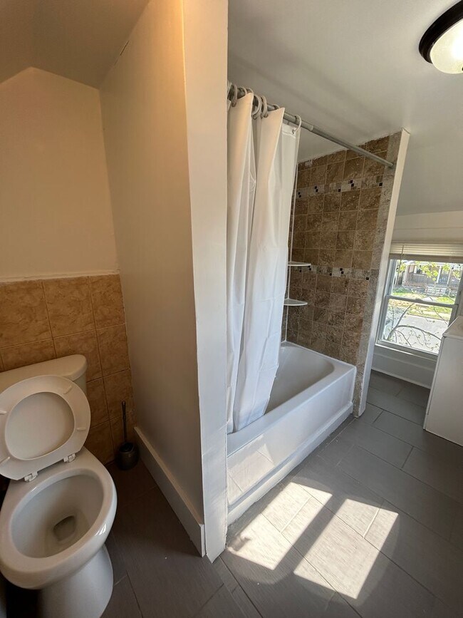 Building Photo - Lovely 4 Bedroom Single Family House in Neptune!