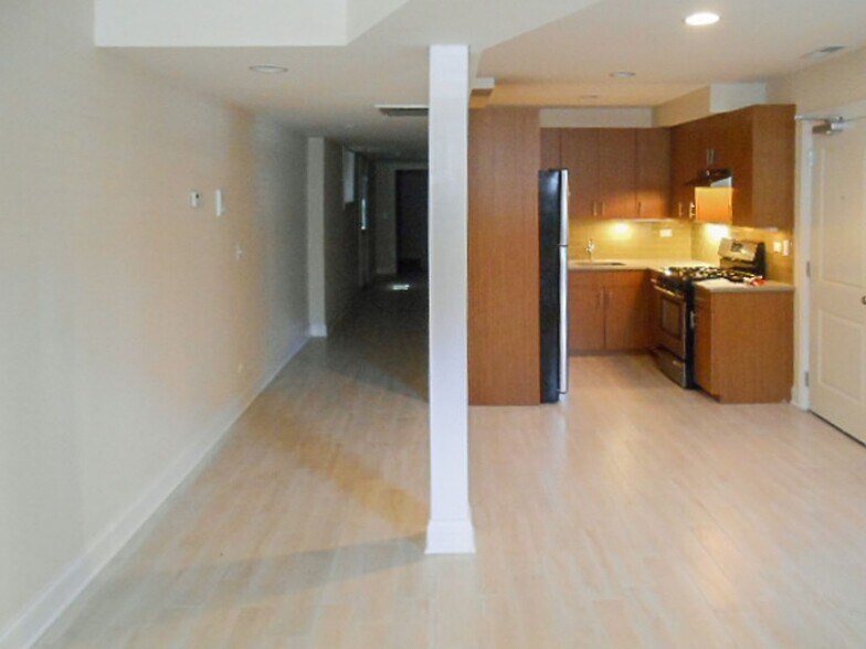 Building Photo - 3715 N Wilton Ave