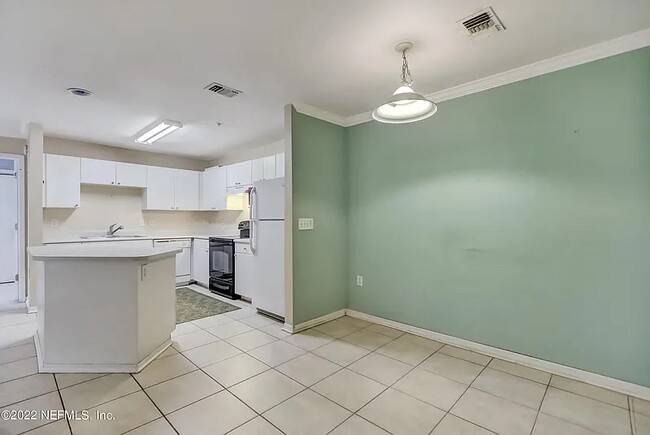 Dining room area - 3591 Kernan Blvd S