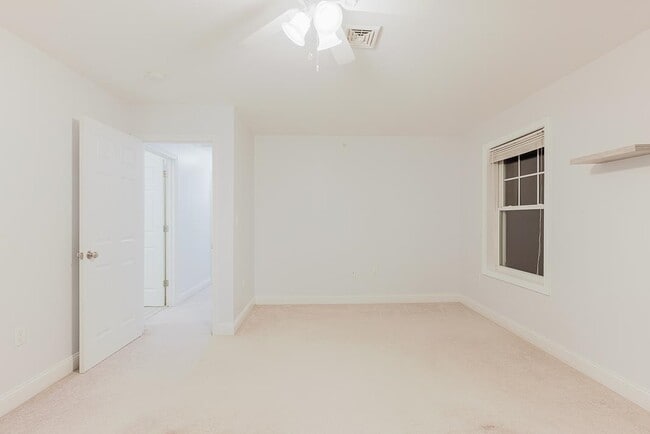 Building Photo - 213 Villager Rd