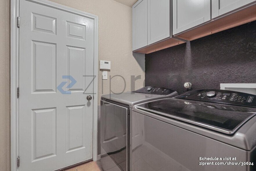 Building Photo - Unit