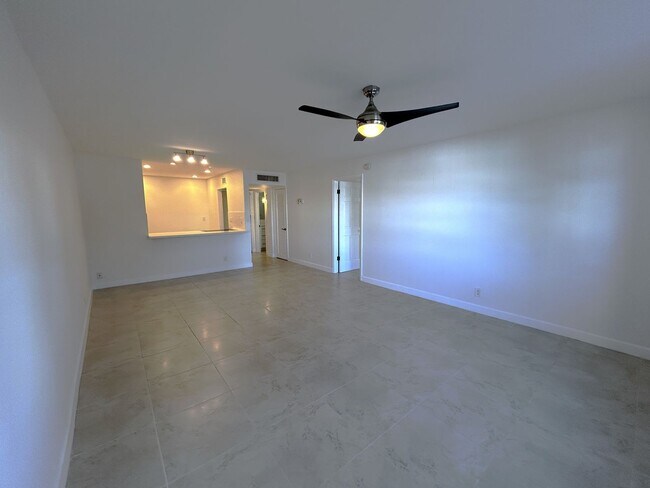 Building Photo - Large Updated 1 Bedroom 1.5 Bath Condo - Steps from Fort Lauderdale Beach!