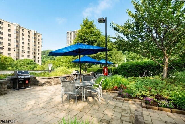 Building Photo - 8100 River Rd