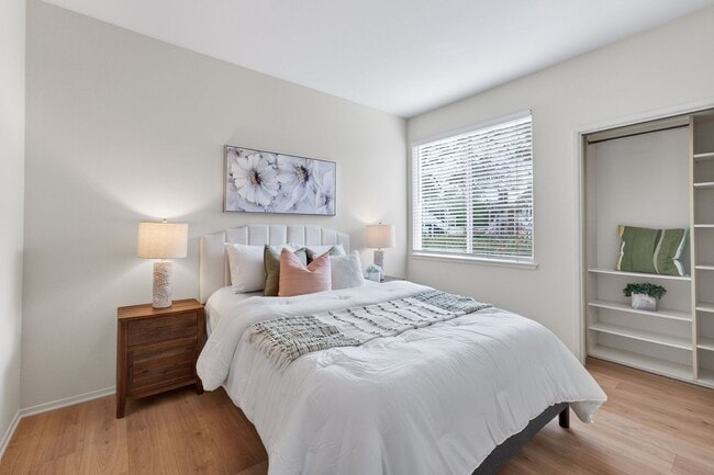 Building Photo - Spacious Upgraded Lower Level Condo in Marina Bay HOA....