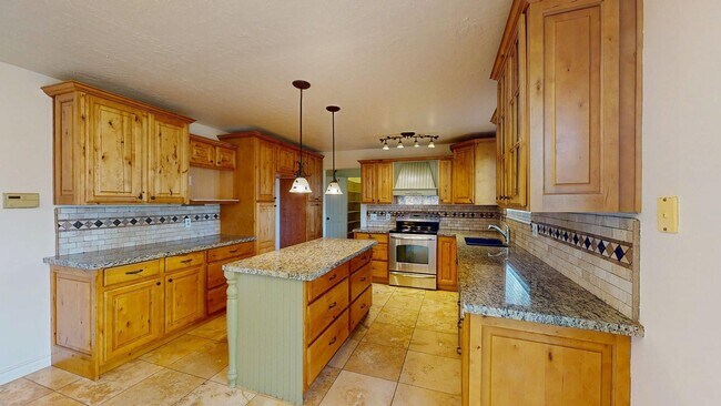 Building Photo - Freshly Updated Gem in Desirable East Side Sandy