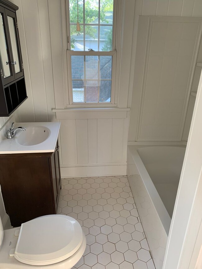 Building Photo - 805 Raleigh St