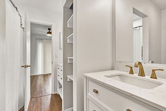 Building Photo - 2 bedroom/ 2 bathroom beautifully updated condo in Twelve Oak Condos!