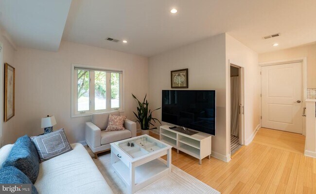 Building Photo - 4614 ROXBURY Dr