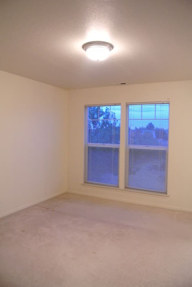 Building Photo - Spacious 3 bedroom in SE Albany