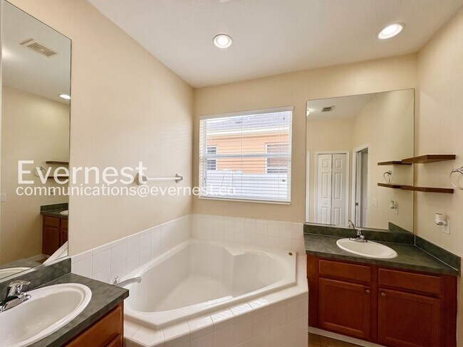 Building Photo - Limited Time Special Offer / 3 Bed, 2 Bath Home with Garage / Pet-Friendly / Vouchers Accepted / ...