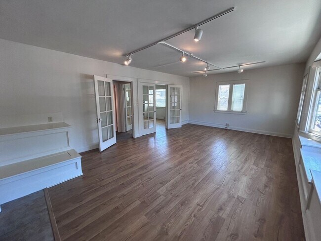 Building Photo - CM530L