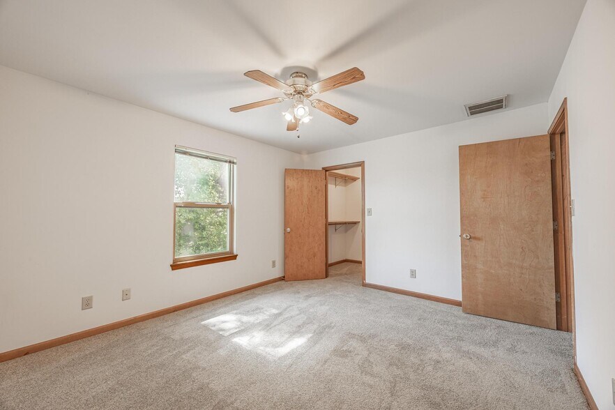 Building Photo - 10896 Oak Blvd