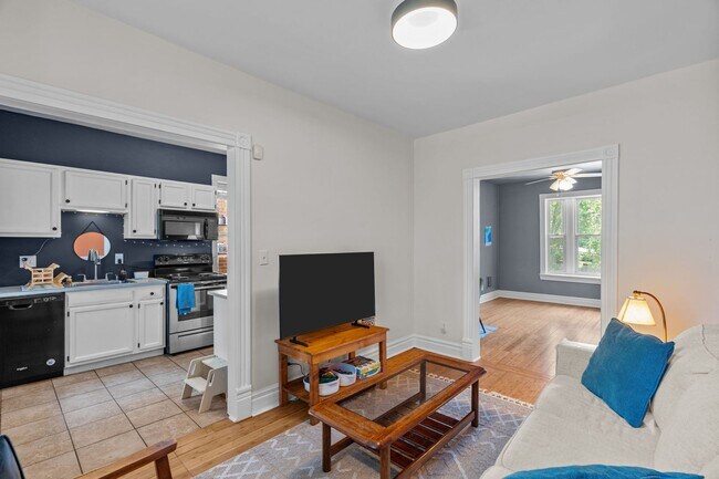 Building Photo - Tower Grove East Charmer, 2BD/1BA with Original Character