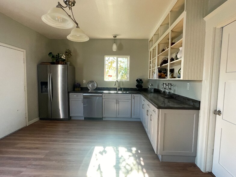 Building Photo - 1127 Elgin St