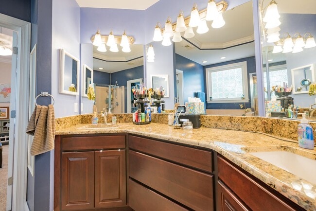 Building Photo - Gorgeous and Spacious 4 Bedroom home, Golf Course Views, Premium Finishes, Pet Friendly!