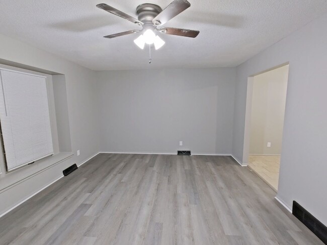 Building Photo - Lovely 3 bedroom/1.5 bath home with one car garage and finished basement.