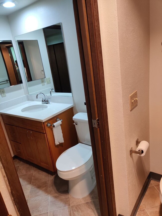 Building Photo - Beautiful 2 bedrooms 1.5 Bath