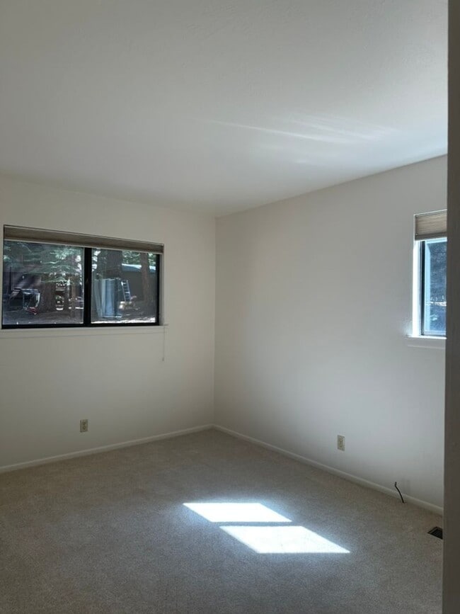 Building Photo - Long Term Lease in Glenshire- $2800