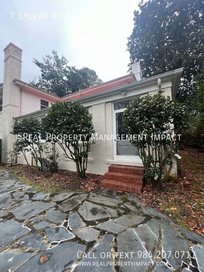 Building Photo - 1940's Charming 4 Bedroom 2 Bath Brick Col...