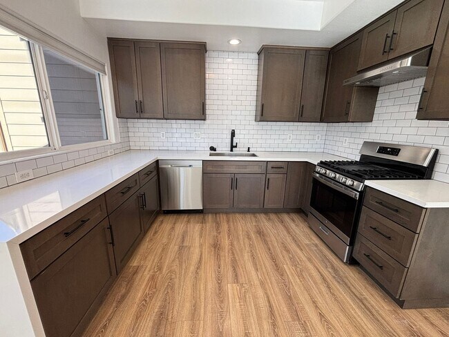 Building Photo - Remodeled 3 Bed 3 Bath Townhome for Rent in Glendale, CA