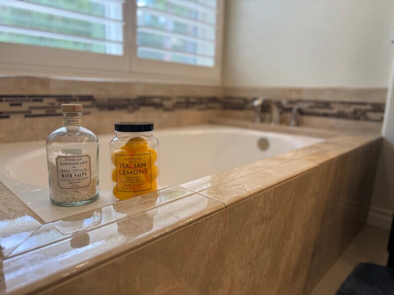 Building Photo - 6 Peacock Ct