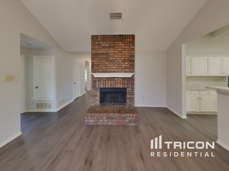 Building Photo - 1402 Baker Dr