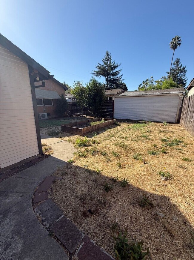 Building Photo - 2 bedroom/ 1 bathroom Home for Rent in Santa Rosa