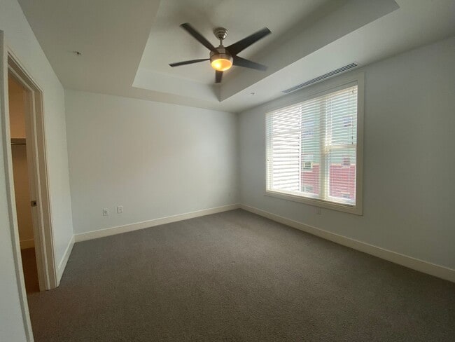 Building Photo - Updated One Bedroom Condo at The Peloton. ...
