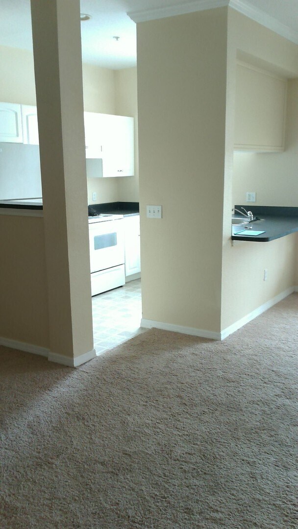 Building Photo - Beautiful large studio unit updated flooring, balcony with a pool view!