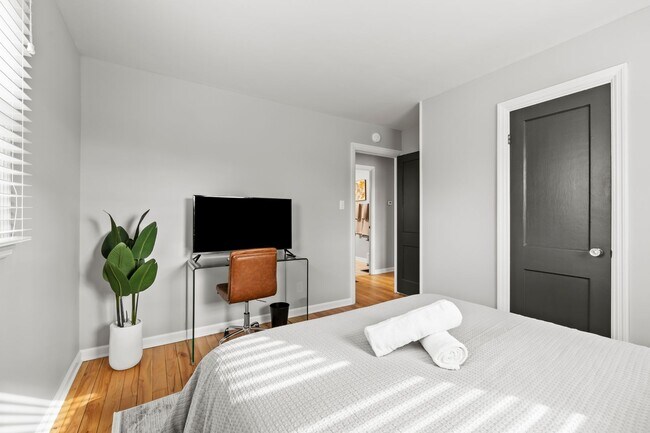 Building Photo - Super Mod Clintonville Oasis - Perfect for travelling profesionals