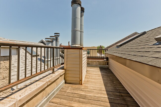 Building Photo - 2338 N Greenview Ave