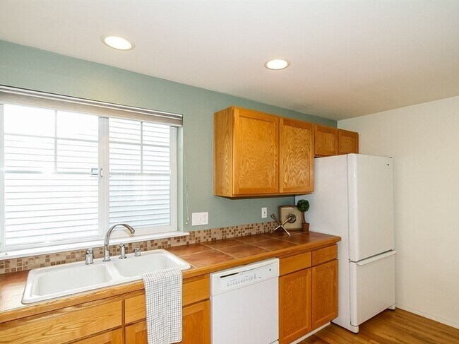 Building Photo - Fabulous Green Lake Townhome