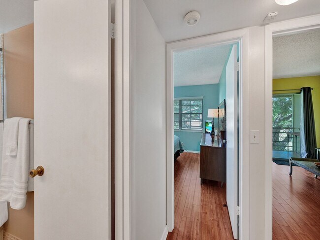 Building Photo - Beautiful fully furnished 2 bedroom 1.5 bath.