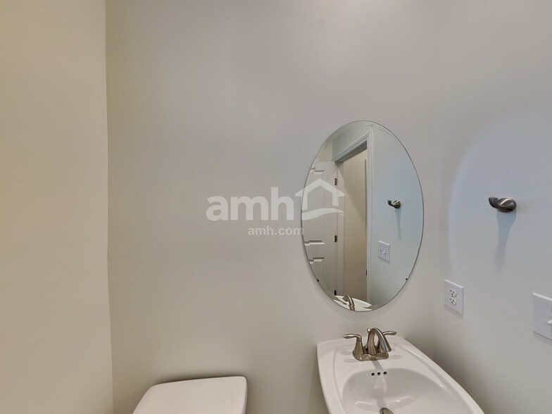 Building Photo - 5215 Valor Dr