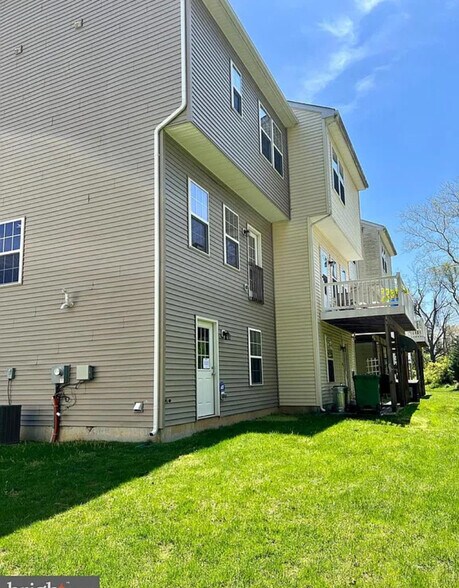 Building Photo - 689 Jacobsen Cir