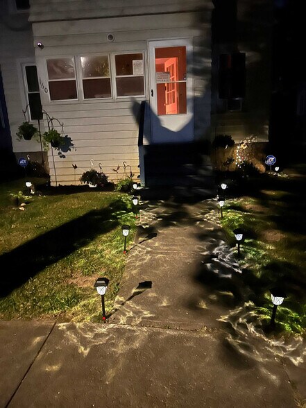 Building Photo - 160 Stafford Ave