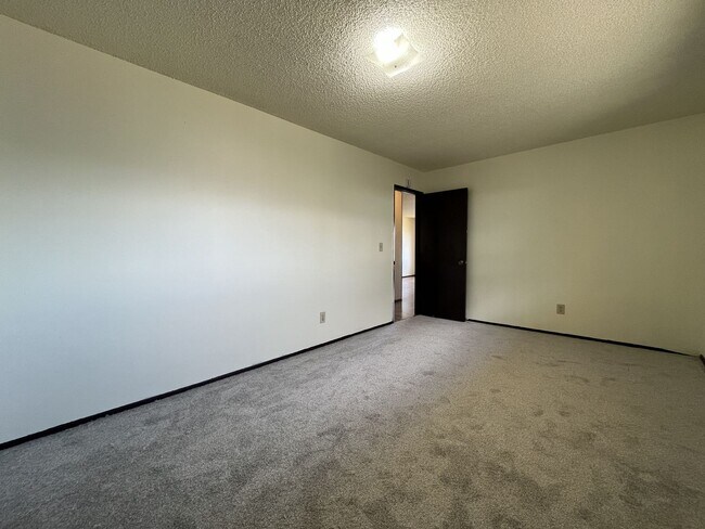 Building Photo - Spacious 3 Bedroom with Bonus Living Area, Patio & Built in Fireplace